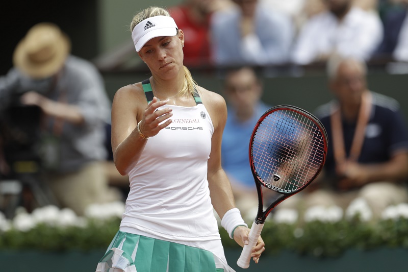 Zklamaná německá tenistka Kerberová vypadla v prvním kole French Open. Pokud Plíšková dojde do finále, Němku sesadí, šanci dosednout na trůn má i Halepová.