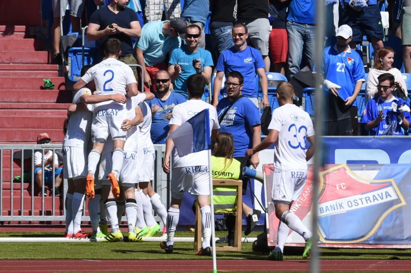 Fotbalisté Baníku Ostrava se radují z gólu.