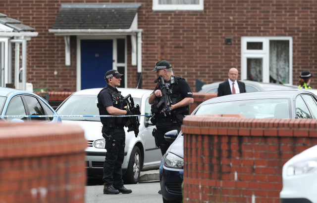 Britská policie provádí zátahy v domech na jihu Manchesteru.