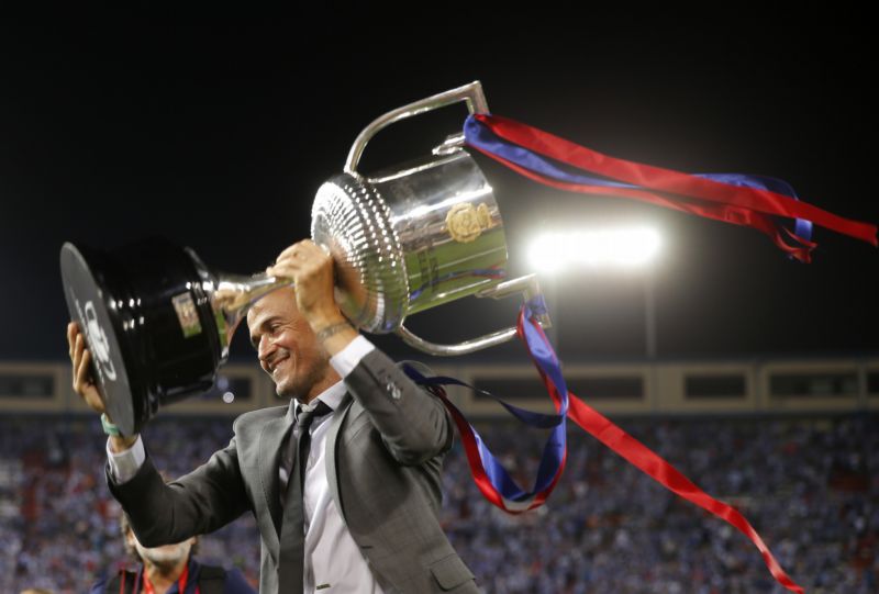 Trenér Barcelony Luis Enrique s trofejí pro vítěze Španělského poháru.