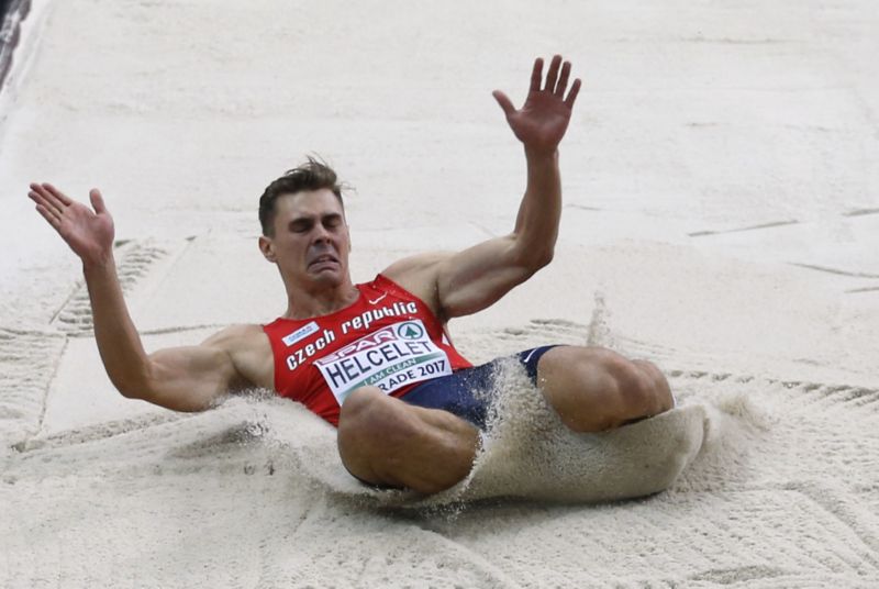 Desetibojař Adam Sebastian Helcelet při skoku do dálky (ilustrační foto).