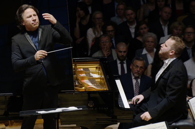 Loňský vítěz klavírní soutěže Královny Alžběty v Bruselu Lukáš Vondráček (vpravo) vystoupil v Praze s Českou filharmonií pod taktovkou dirigenta Kristjana Järviho (vlevo) v rámci festivalu Pražské jaro. Loňský vítěz klavírní soutěže Královny Alžběty v Bruselu Lukáš Vondráček (vpravo) vystoupil v Praze s Českou filharmonií pod taktovkou dirigenta Kristjana Järviho (vlevo) v rámci festivalu Pražské jaro.