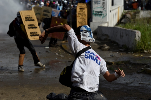 Protivládní demonstrace Venezuelou otřásají už 8 týdnů.