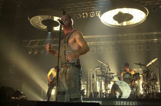 Zpěvák německé skupiny Rammstein Till Lindemann při koncertě, který se konal roku 2001 v pražské Paegas Areně.