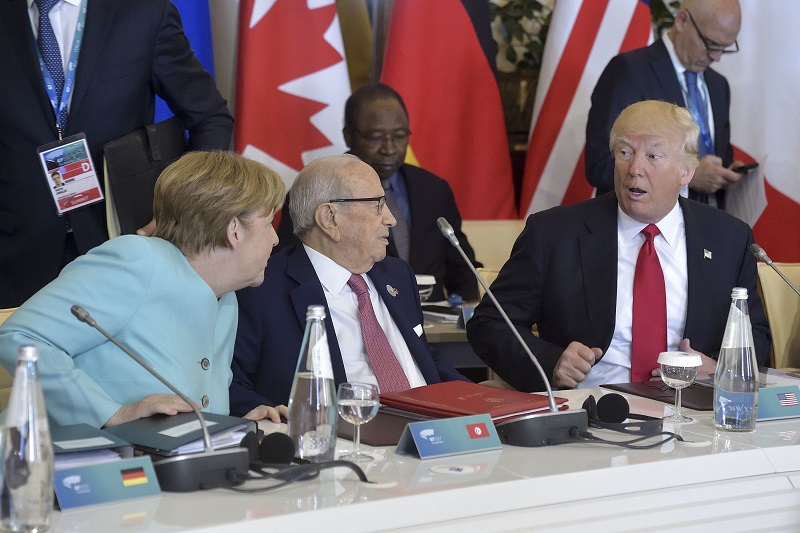 Zcela vlevo německá kancléřka Angela Merkelová, zcela vpravo americký prezident Donald Trump.