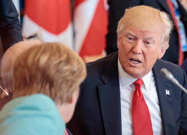 Americký prezident Donald Trump při rozhovoru s německou kancléřkou Angelou Merkelovou na summitu G7.
