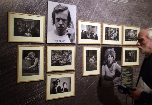 Výstava Příběh Charty 77 v Salmovském paláci na Hradčanském náměstí v Praze. Expozice konaná u příležitosti 40. výročí Charty 77 přibližuje osudy členů prvního a nejdéle působícího opozičního hnutí v tehdejším sovětském bloku.
