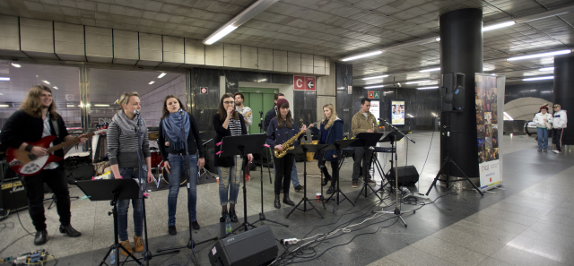 V rámci akce Nalaďte se v metru vystoupilo několik hudebních těles ve vestibulech stanic Hlavní nádraží, Florenc, Nádraží Veleslavín, Můstek a Vltavská (na snímku). Lidem zahráli studenti Konzervatoře a Vyšší odborné školy Jaroslava Ježka i profesionální hudebníci. 