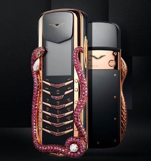 I přes to, že nejde o smartphone, zaplatí kupci za tento telefon v přepočtu 8,5 milionu korun.
