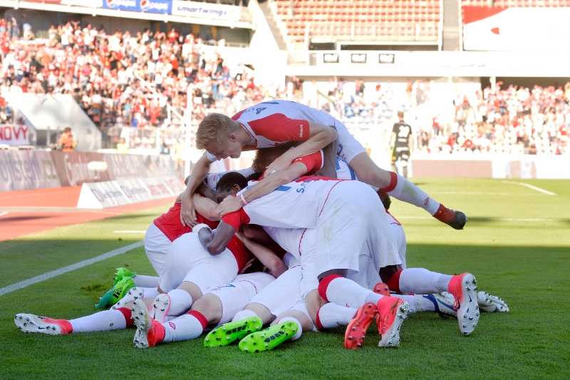 Fotbalisté Slavie teď slaví titul, boj o postup do základních skupin evropských pohárů pro ně ale nebude jednoduchý. 