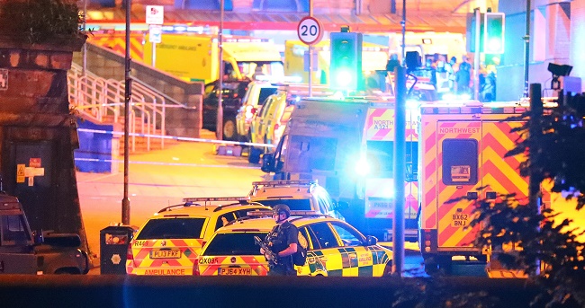 Při útoku v anglickém Manchesteru zemřelo 22 lidí.