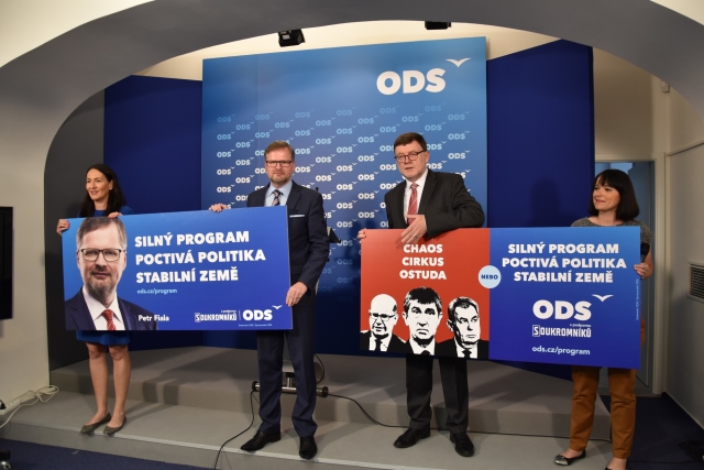 Zleva místopředsedkyně ODS Alexandra Udženija, předseda ODS Petr Fiala, poslanec Zbyněk Stanjura a mluvčí strany Jana Havelková představili v Praze billboardovou kampaň, kterou spustí od června.