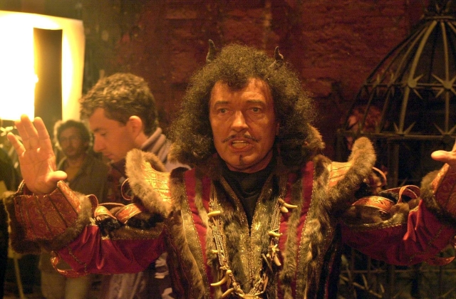 Zpěvák Karel Gott¨na snímku zkouší svou roli před natáčením druhého dílu filmové pohádky Z pekla štěstí režiséra Zdeňka Trošky v Kočově na Tachovsku.