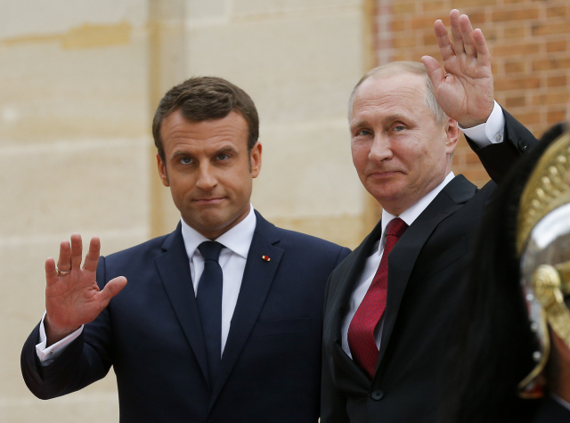 Francouzský prezident Emmanuel Macron a ruský prezident Vladimir Putin.