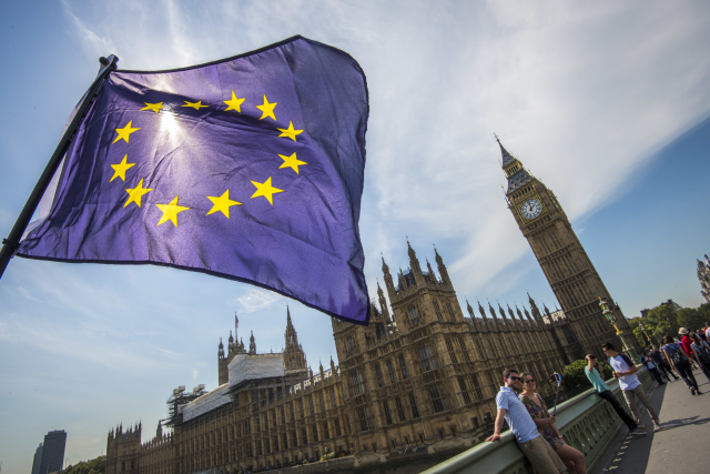 Vlajka Evropské unie, v pozadí londýnský Big Ben. Vlajka Evropské unie, v pozadí londýnský Big Ben.