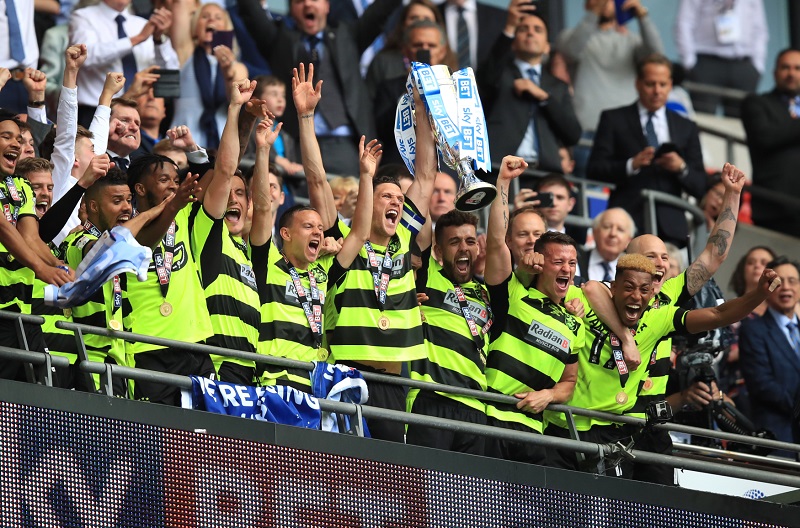 Fotbalisté Huddersfieldu slaví návrat do Premier League.