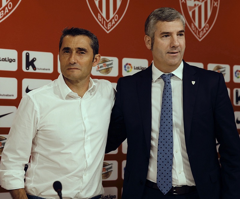 Trenér Valverde (vlevo) se loučí s prezidentem Bilbaa.