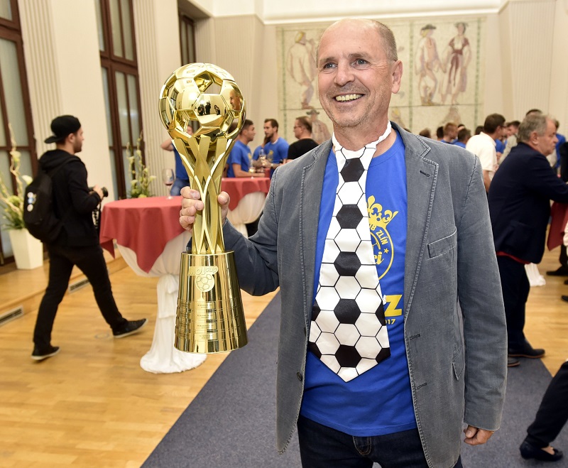 Bohumil Páník s trofejí po výhře fotbalistů Zlína nad Opavou