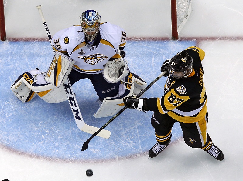 Sidney Crosby ohrožuje branku Pekka Rinneho ve finále NHL