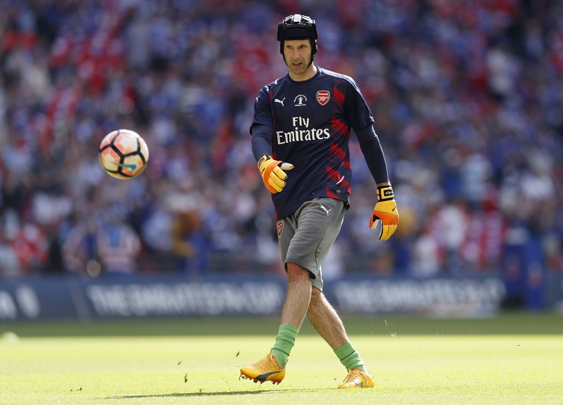 Brankář Petr Čech při rozcvičování na zápas Premier League
