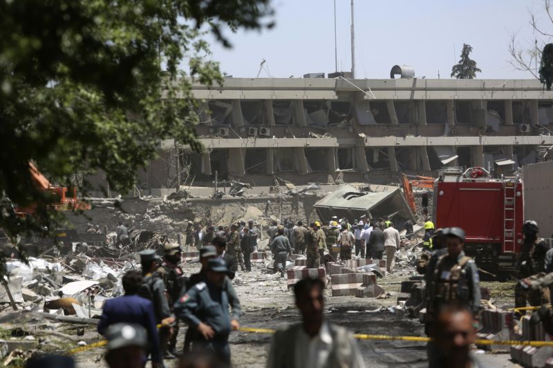 Auto napěchované výbušninami explodovalo ve vládní a diplomatické čtvrti v afghánského Kábulu. Auto napěchované výbušninami explodovalo ve vládní a diplomatické čtvrti v afghánského Kábulu.