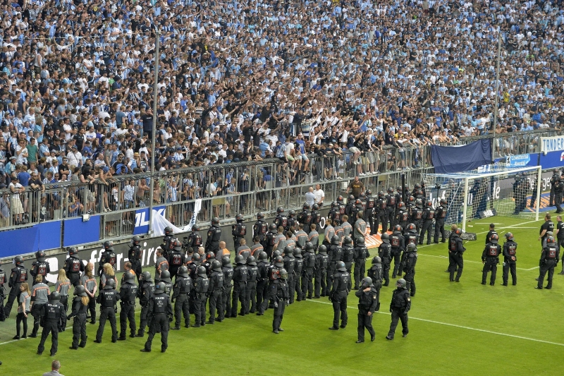 Rozzlobené fanoušky Minichova 1860 musely hlídat desítky policistů. Rozzlobené fanoušky Minichova 1860 musely hlídat desítky policistů.