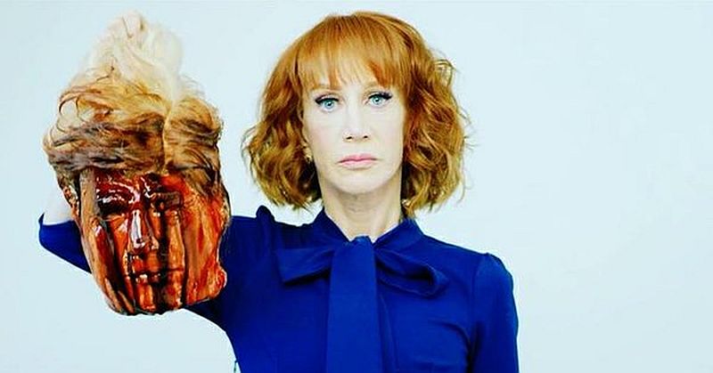 Kathy Griffinová se omluvila za snímky, kde za vlasy drží uříznutou hlavu Donalda Trumpa. Kathy Griffinová se omluvila za snímky, kde za vlasy drží uříznutou hlavu Donalda Trumpa.