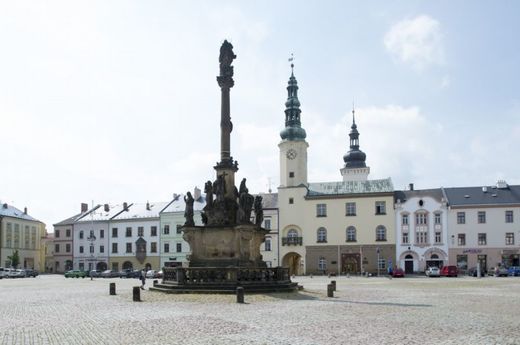 Turisté nebudou moci vysedávat na schodech u sloupu.