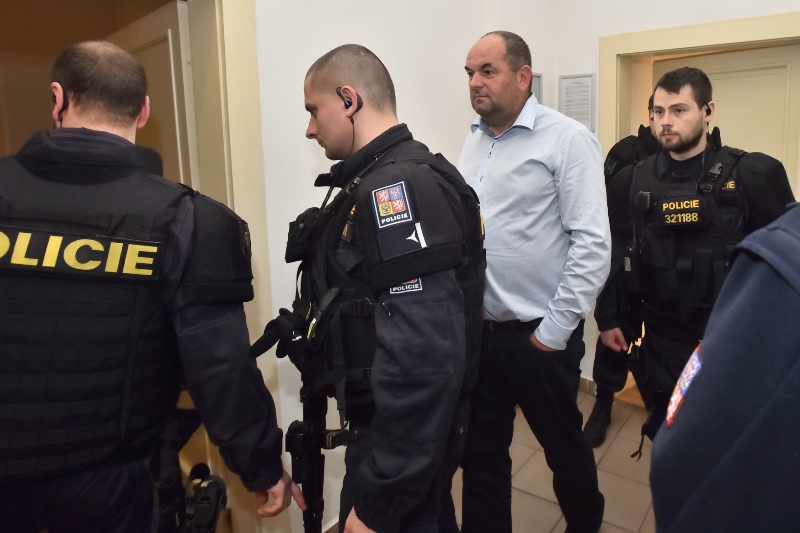 Miroslav Pelta v policejním doprovodu.