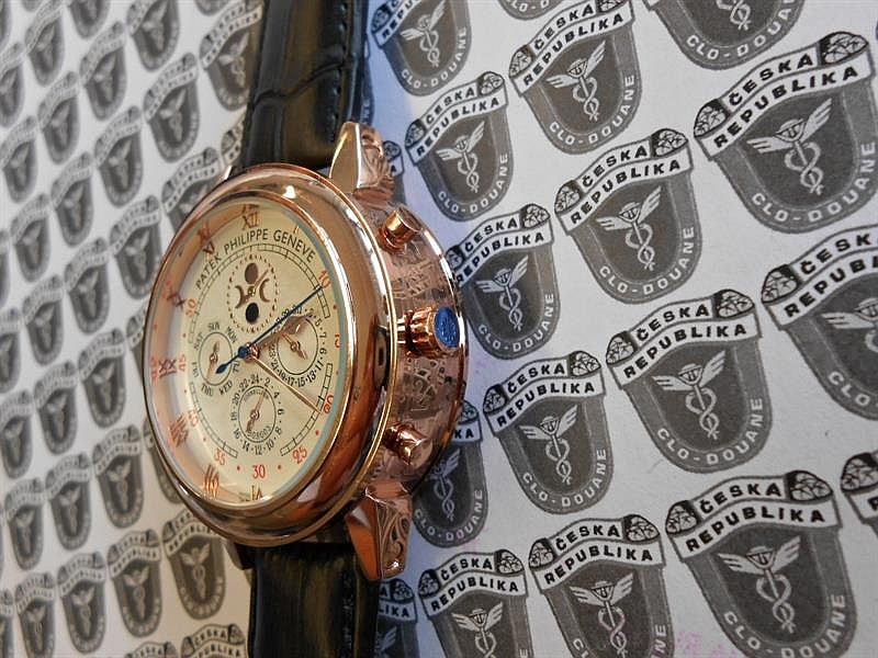 Zásilku padělků hodinek značky Patek Philippe Geneve a Constantin Vacheron objevili celníci pomocí rentgenu na celní poště v Praze 5.
