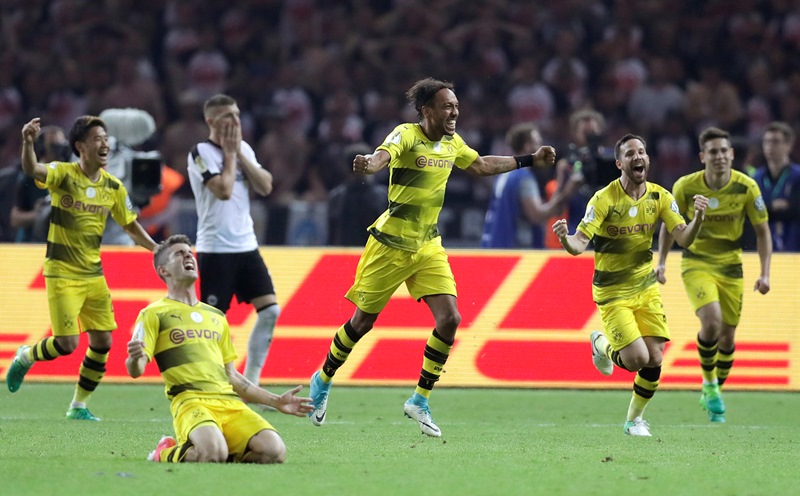 Pierre-Emerick Aubameyang slaví. Tentokrát přestup do rodné Francie. Pierre-Emerick Aubameyang slaví. Tentokrát přestup do rodné Francie.