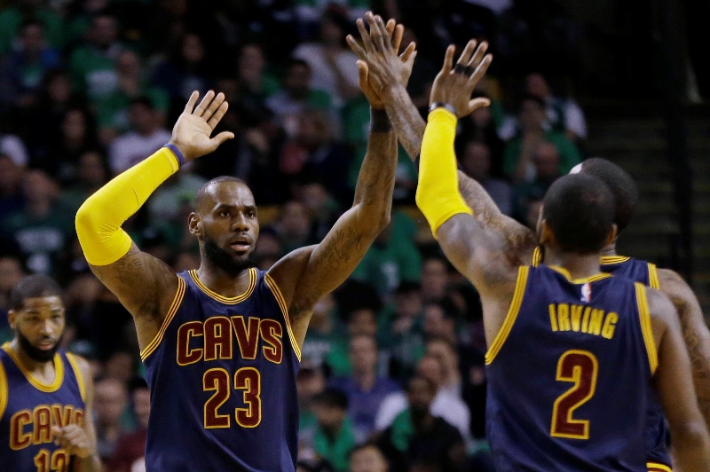 LeBron James hraje za Cleveland Cavaliers. LeBron James hraje za Cleveland Cavaliers.