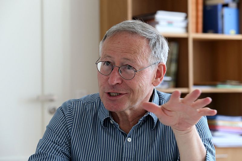 Ředitel Ústavu organické chemie a biochemie Akademie věd ČR Zdeněk Hostomský.