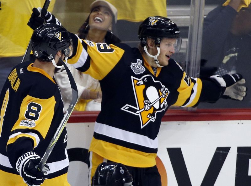 Radost hokejistů Pittsburghu. Radost hokejistů Pittsburghu.