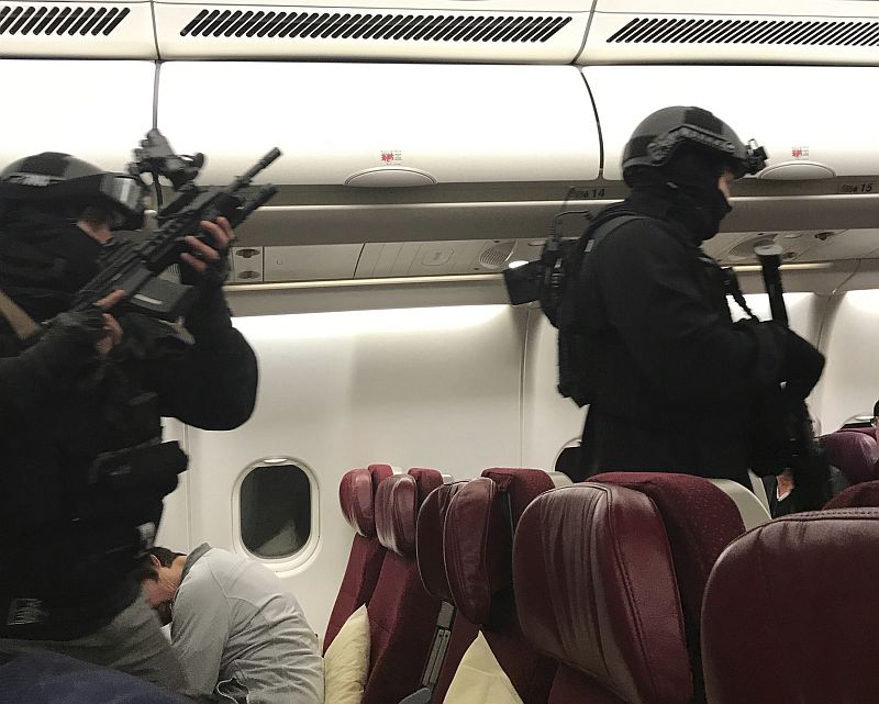Australská policie v letadle.