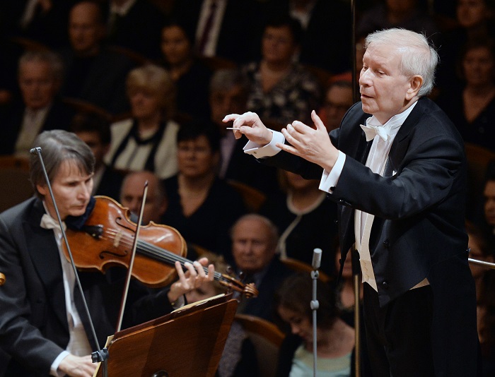 Koncert České filharmonie pod vedením šéfdirigenta Jiřího Bělohlávka. Koncert České filharmonie pod vedením šéfdirigenta Jiřího Bělohlávka.