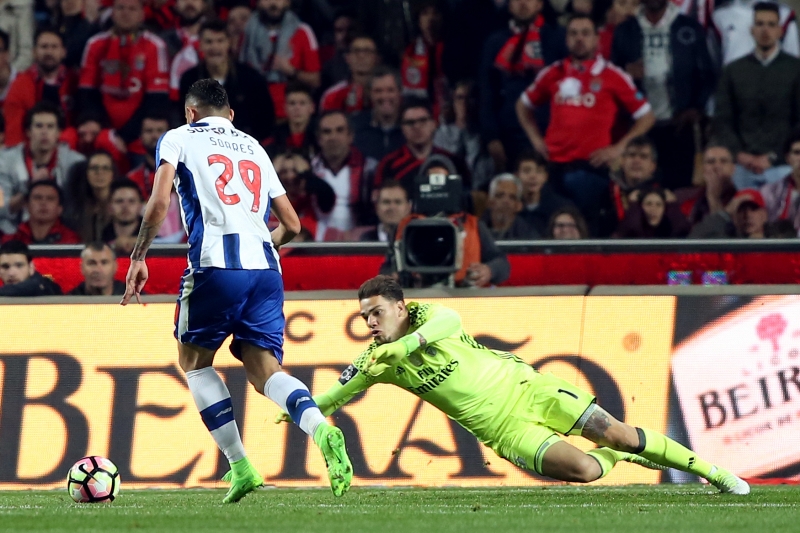 Dres Benficy Ederson vymění za Manchester City. Dres Benficy Ederson vymění za Manchester City.