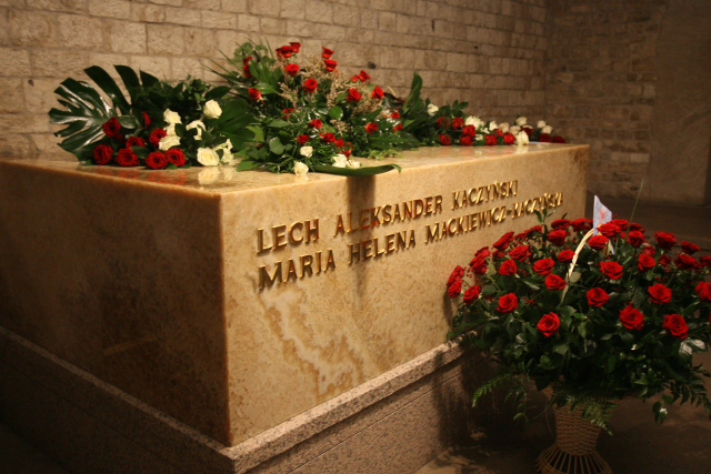 Sarkofág Lecha Kaczyńského a jeho ženy Marie v katedrále na hradu Wawel.