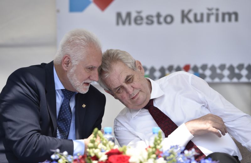 Prezident Miloš Zeman a hejtman Jihomoravského kraje Bohumil Šimek. Prezident Miloš Zeman a hejtman Jihomoravského kraje Bohumil Šimek.