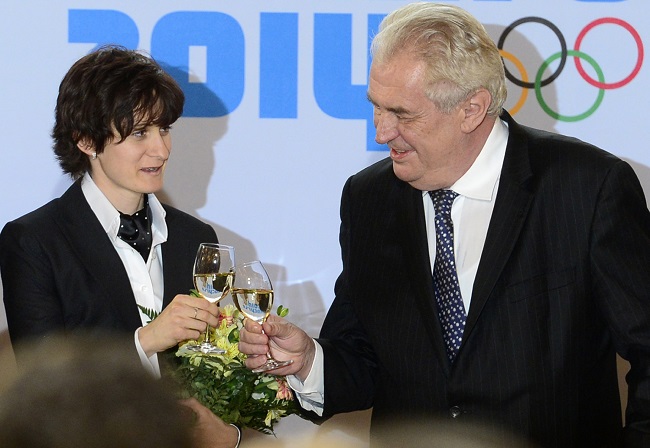 Zeman udělí Sáblíkové vyznamenání. Zeman udělí Sáblíkové vyznamenání.