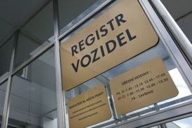 Možnosti registrace vozidla mimo trvalé bydliště využila řada motoristů.
