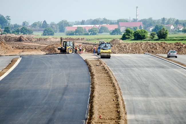 Stavbaři pokračují v budování tříkilometrového úseku dálnice D11.