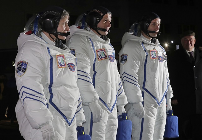 PEGGY WHITSONOVÁ, OLEG NOVICKIJ, THOMAS PESQUET.