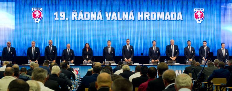 Valná hromada FAČR a někteří z jejích členů. 