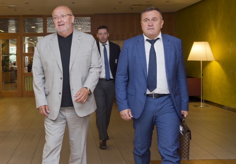 Fotbaloví funkcionáři v čele s Jaroslavem Starkou. Fotbaloví funkcionáři v čele s Jaroslavem Starkou.