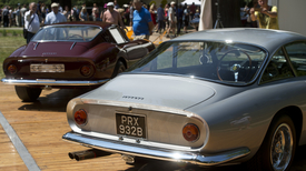 Ferrrari 250 GT Lusso z roku 1963 (vpravo) a Ferrari 275 GTC z roku 1966 mezi exponáty na akci Chateau Concours d´Elegance.