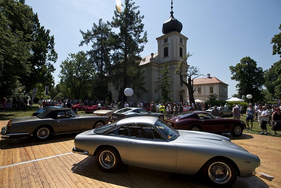 Největší výstava vozů značek Ferrari na území České republiky byla zahájena 3. června na zámku Loučeň na Nymbursku.