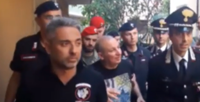 Italská policie odvádí hledaného mafiána.