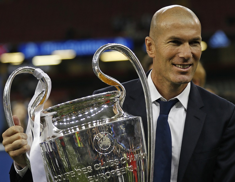 Trenér Realu Madrid Zinedine Zidane s vítězným pohárem Ligy mistrů Trenér Realu Madrid Zinedine Zidane s vítězným pohárem Ligy mistrů