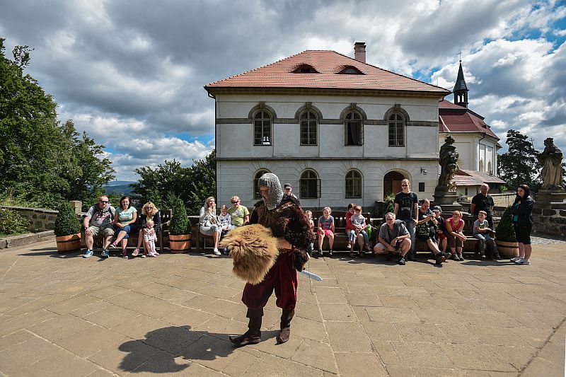 Hrad Valdštejn láká na prohlídky s loupeživým rytířem a nabízí i noční prohlídky.
